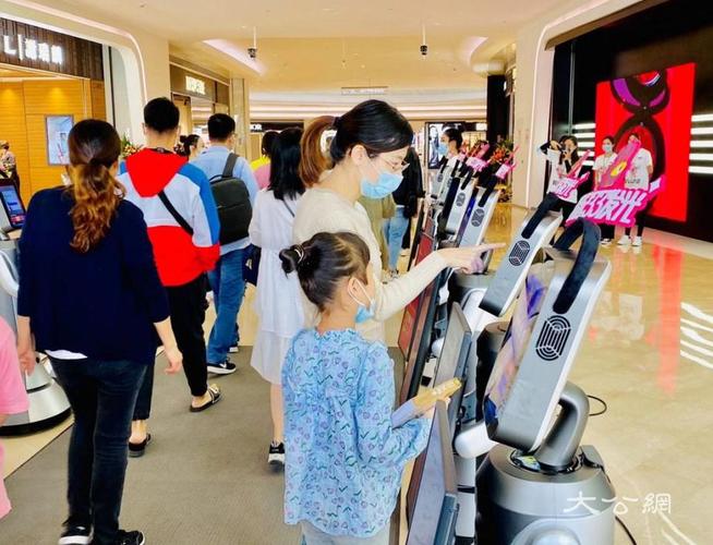 记者 图为家长带孩子体验机器人指导购物 李昌鸿 摄